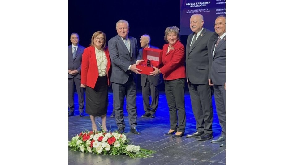 Mizyal Karabiber ödülünü aldı.