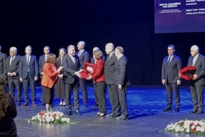 Mizyal Karabiber ödülünü aldı.