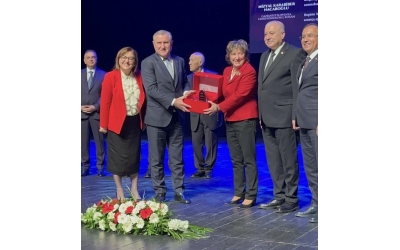 Mizyal Karabiber ödülünü aldı.